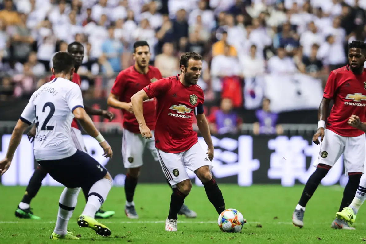 爱游戏在线-今晨荷甲焦点战；尼斯复出首秀；更衣室稳定；阵容厚度经受考验(快船七连客收官战)